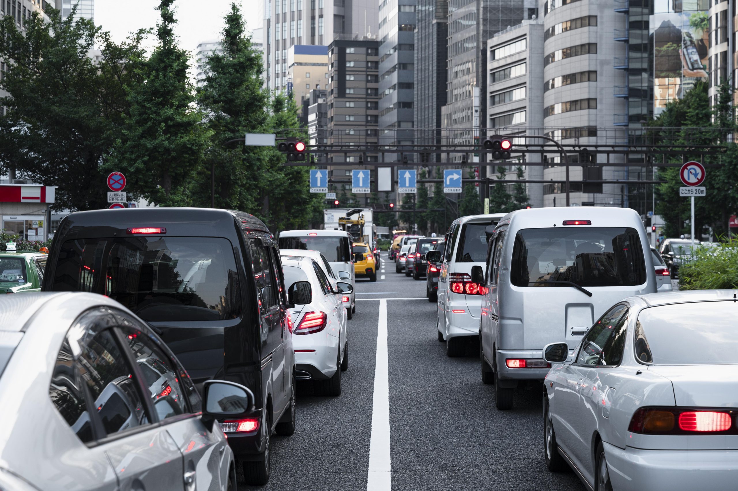 gente-conduciendo-autos-en-la-calle-de-la-ciudad